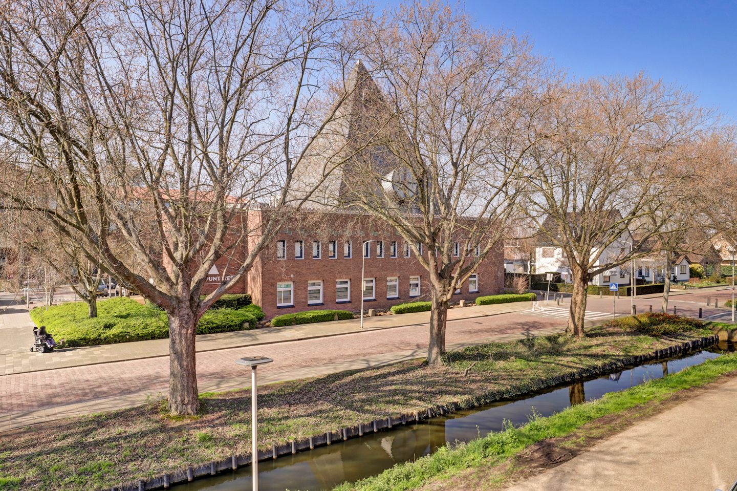 Corner Maisonette with Three Bedrooms and Abundant Natural Light — 34