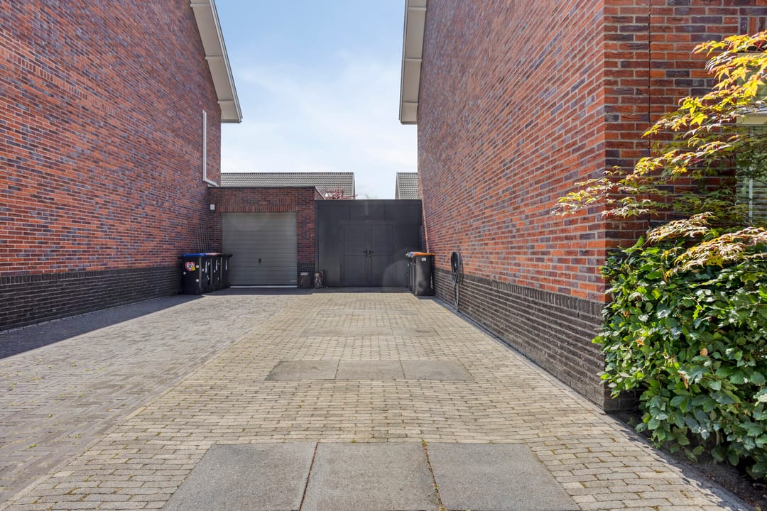 Energy-efficient corner home at the forest edge with five bedrooms and four floors — 43
