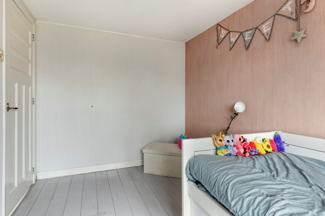 Charming corner house with character and authentic details — 16