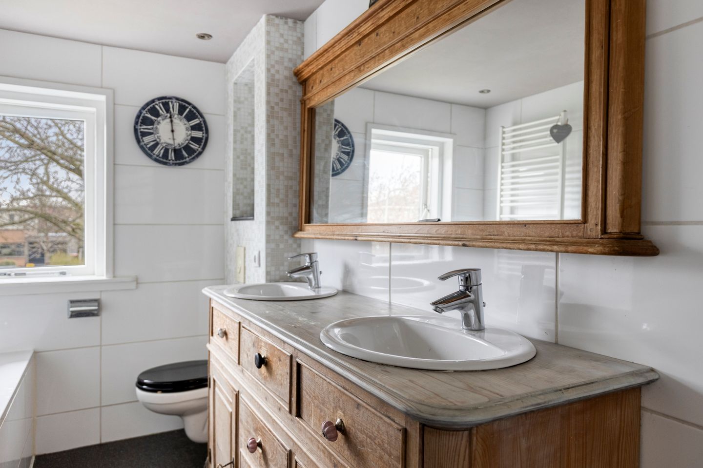 Charming corner house with character and authentic details — 20