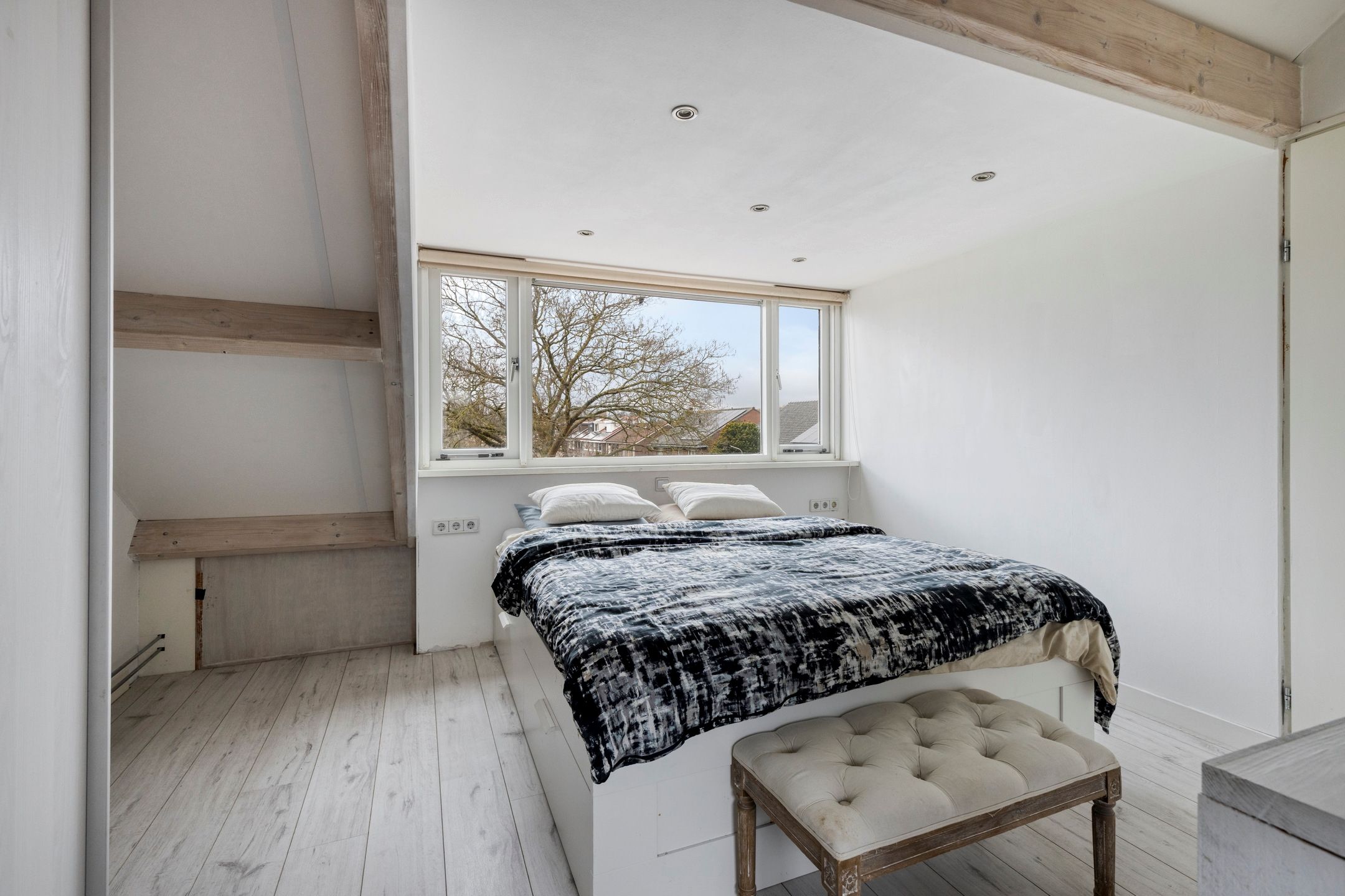 Charming corner house with character and authentic details — 27
