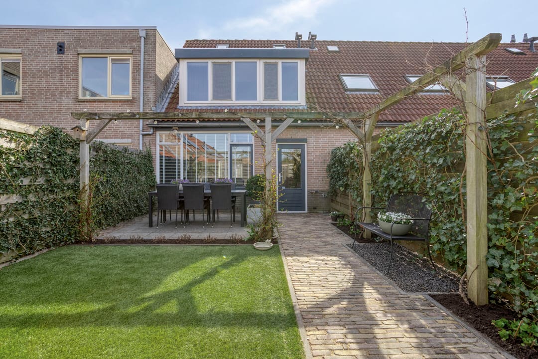 Move-in ready terraced house with sunny garden and private parking in Soest — 26