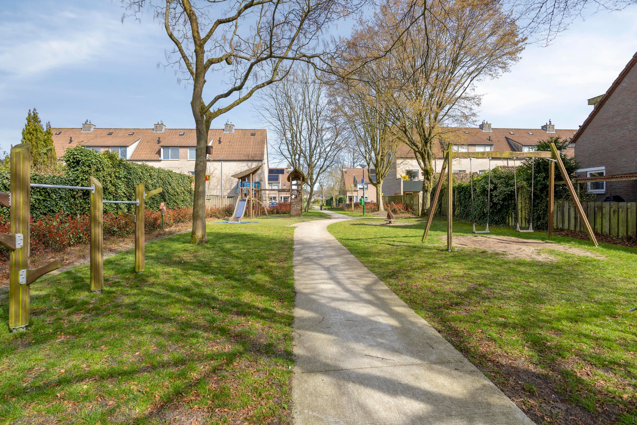Move-in ready terraced house with sunny garden and private parking in Soest — 30