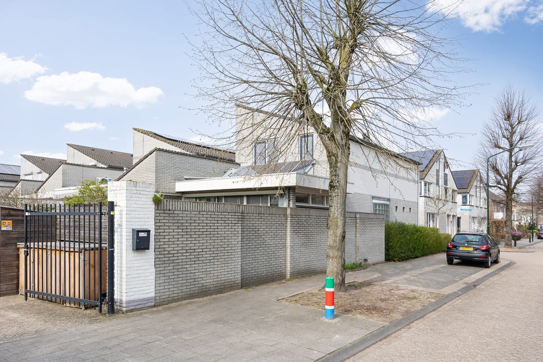 Photo 46 of Elisabeth Bas 1