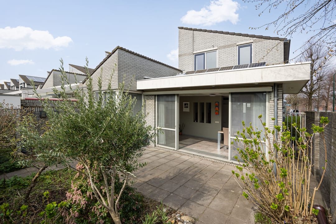 Photo 41 of Elisabeth Bas 1