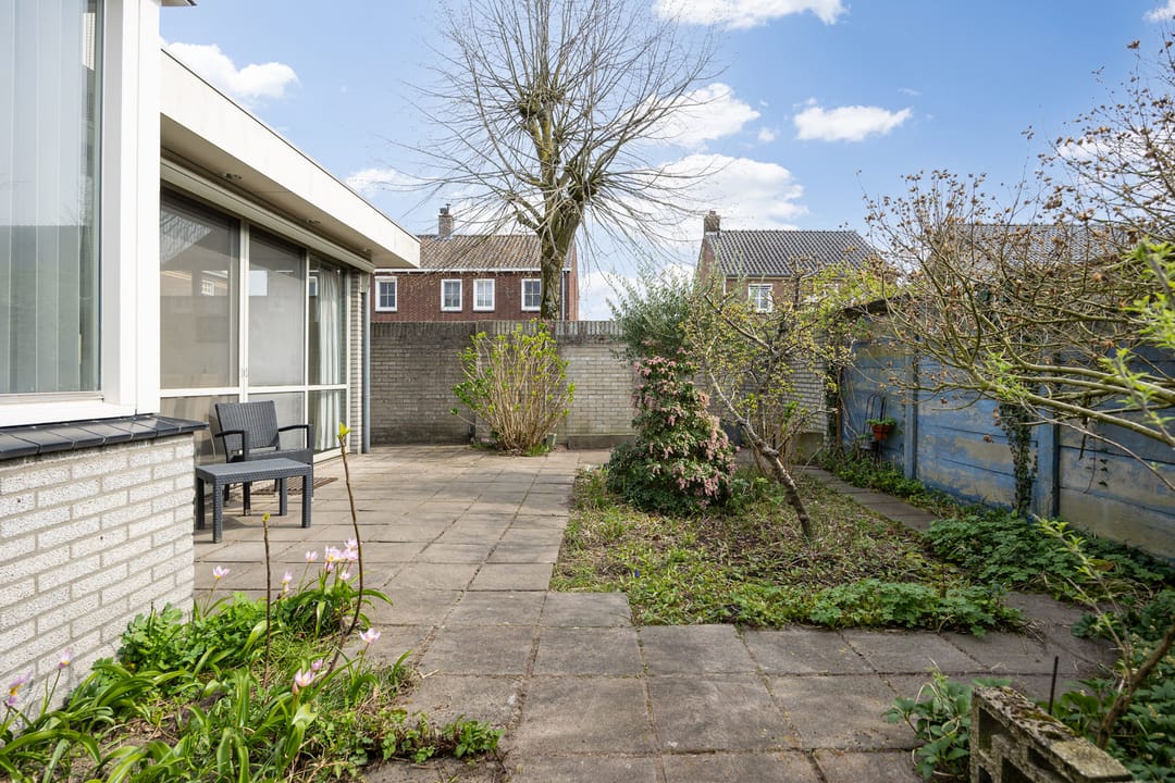 Photo 38 of Elisabeth Bas 1