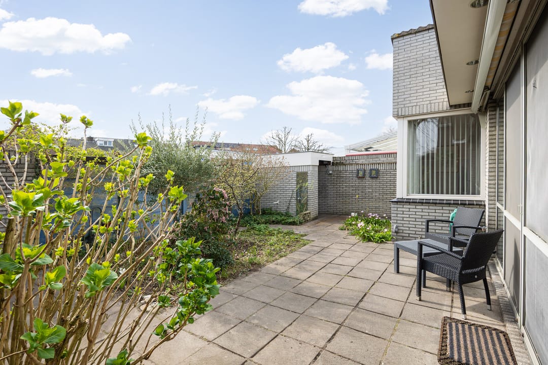 Photo 37 of Elisabeth Bas 1