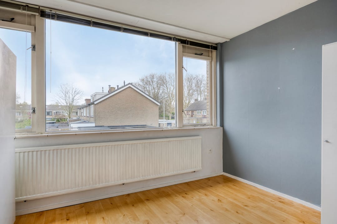 Spacious Family Home with Four Bedrooms and South-Facing Garden in Quiet Langdonk Neighborhood — 17