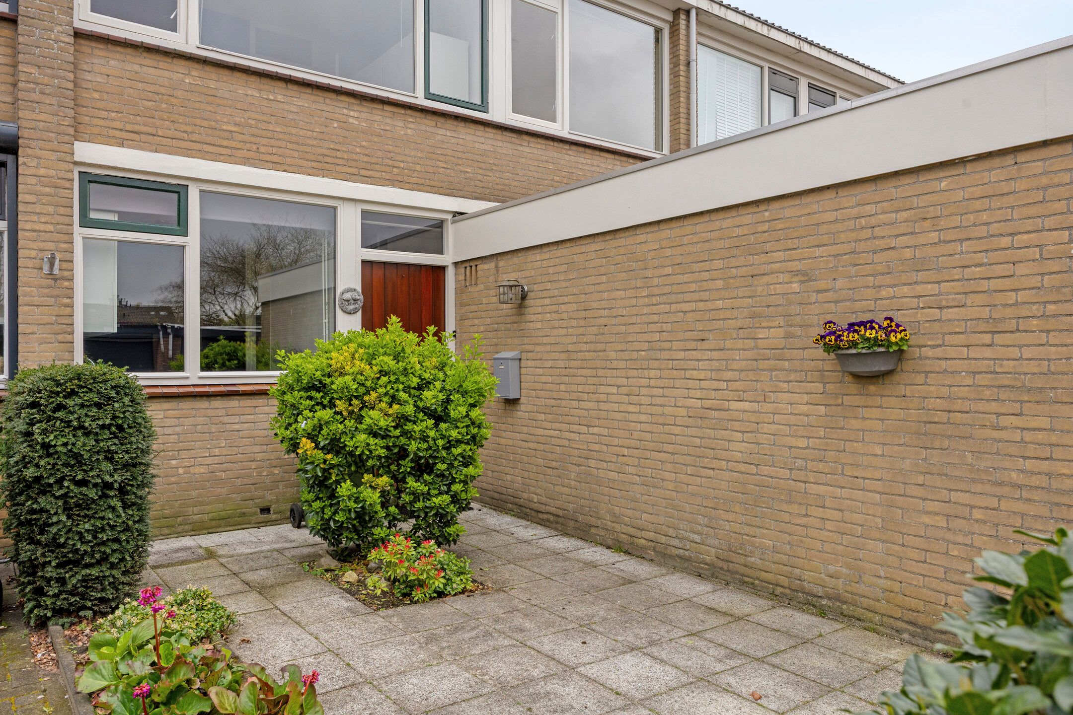 Spacious Family Home with Four Bedrooms and South-Facing Garden in Quiet Langdonk Neighborhood — 27