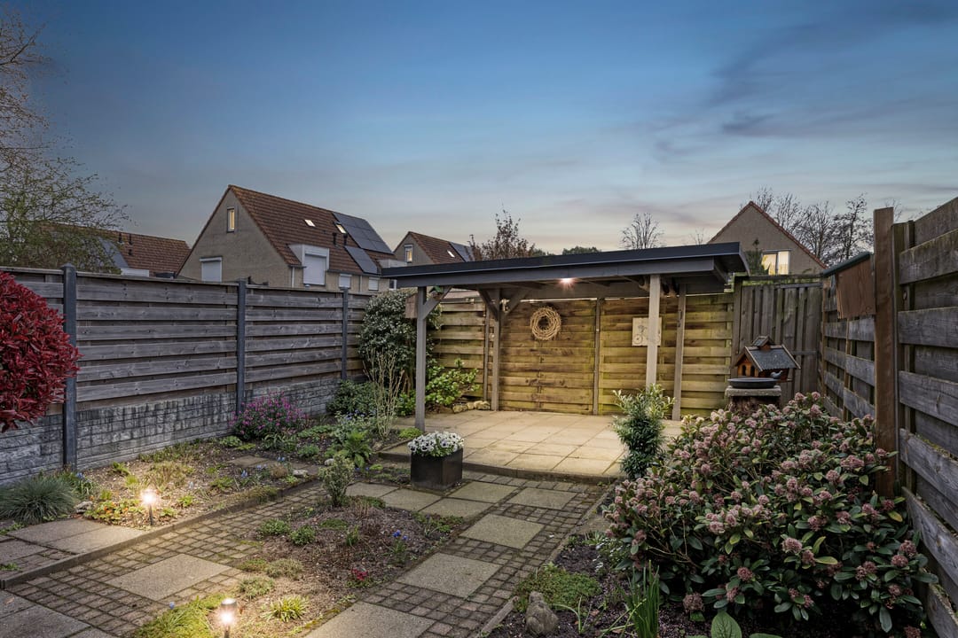 Spacious Family Home with Four Bedrooms and South-Facing Garden in Quiet Langdonk Neighborhood — 26