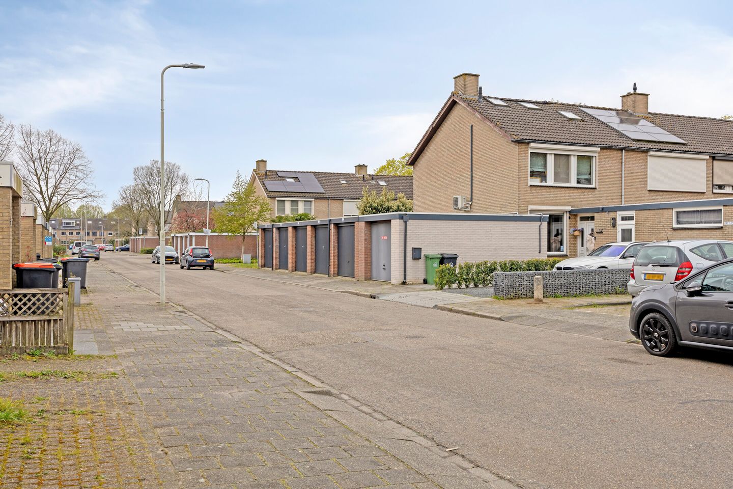 Spacious Family Home with Four Bedrooms and South-Facing Garden in Quiet Langdonk Neighborhood — 29