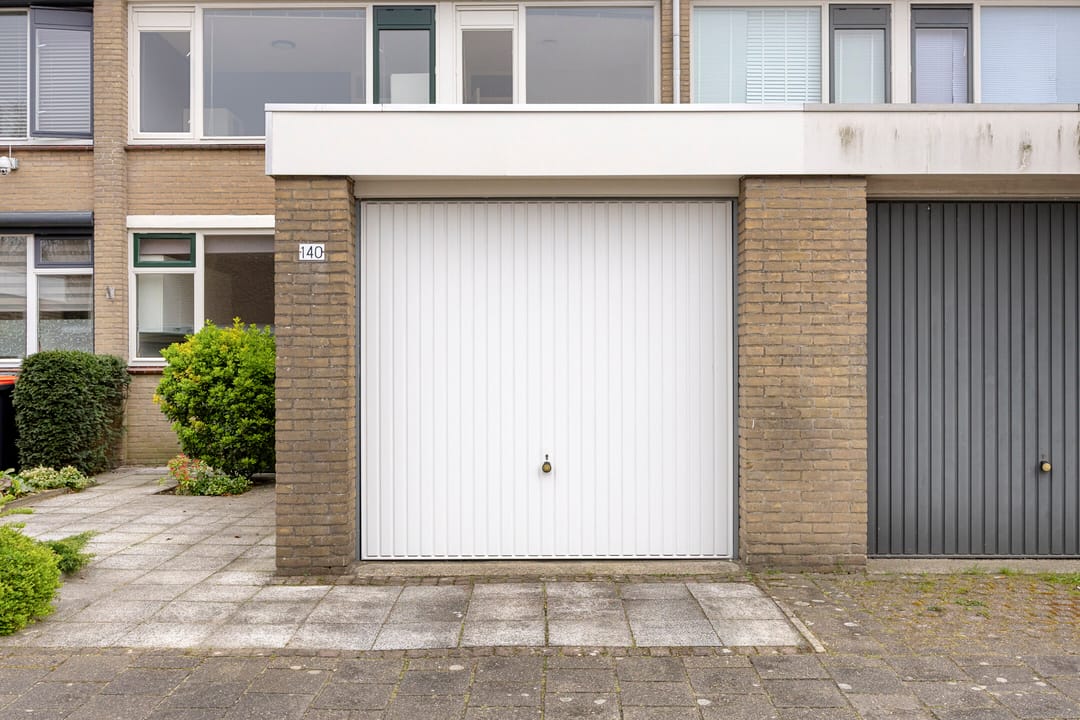 Spacious Family Home with Four Bedrooms and South-Facing Garden in Quiet Langdonk Neighborhood — 28