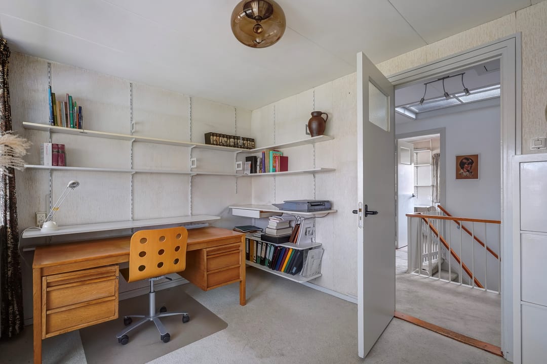 Spacious corner house with four bedrooms in Delft — 41
