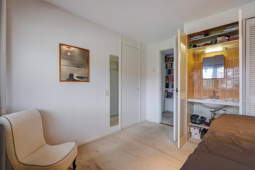 Spacious corner house with four bedrooms in Delft — 37