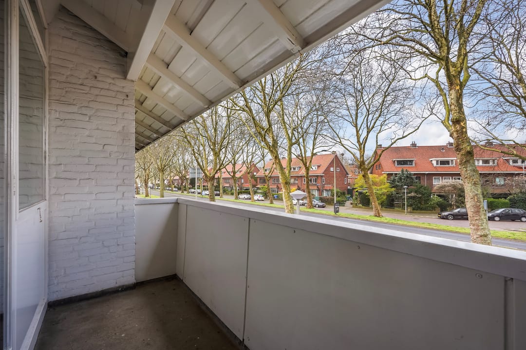 Spacious corner house with four bedrooms in Delft — 46