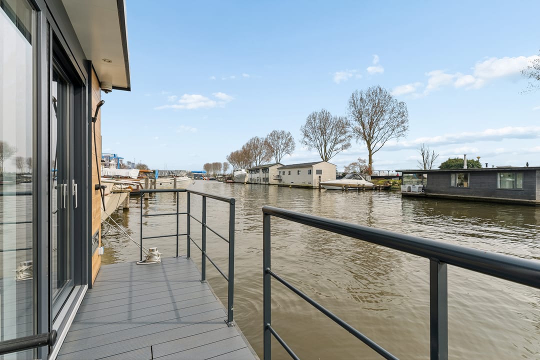 Luxury Sustainable Water Living in a 2024 HT-Lofts Houseboat — 32