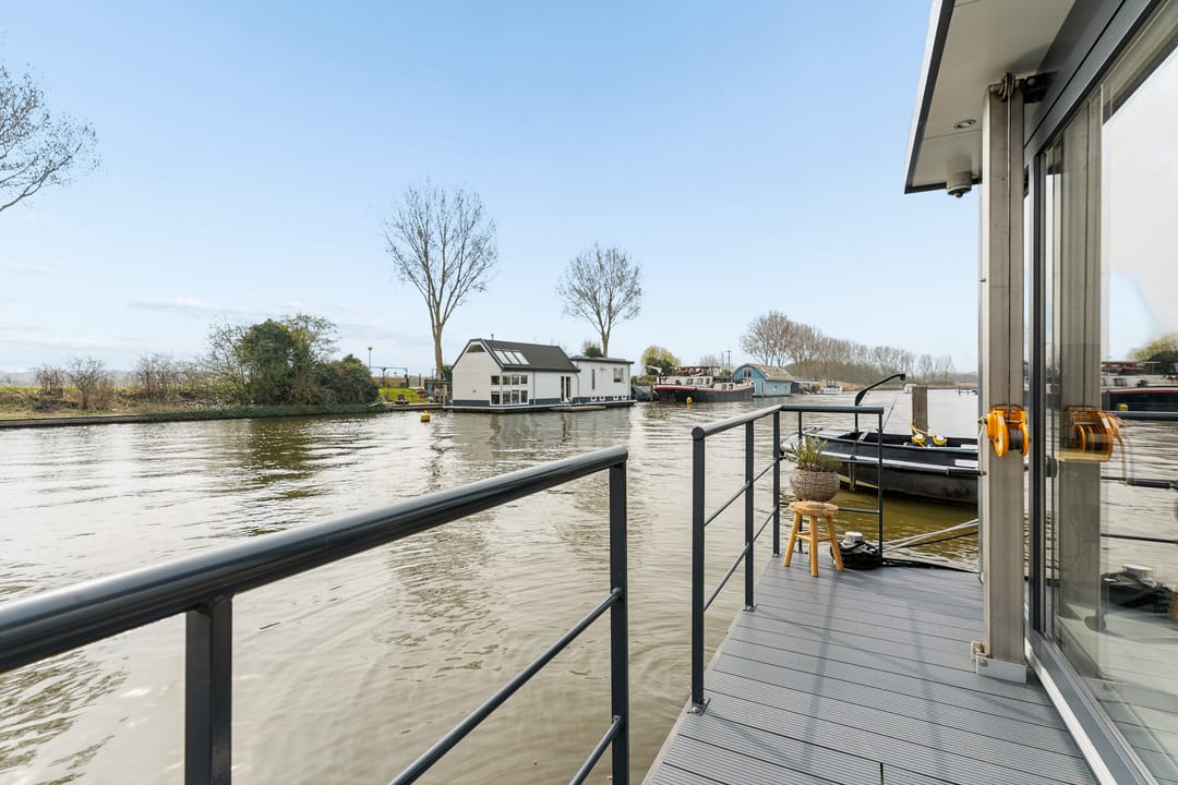 Luxury Sustainable Water Living in a 2024 HT-Lofts Houseboat — 31