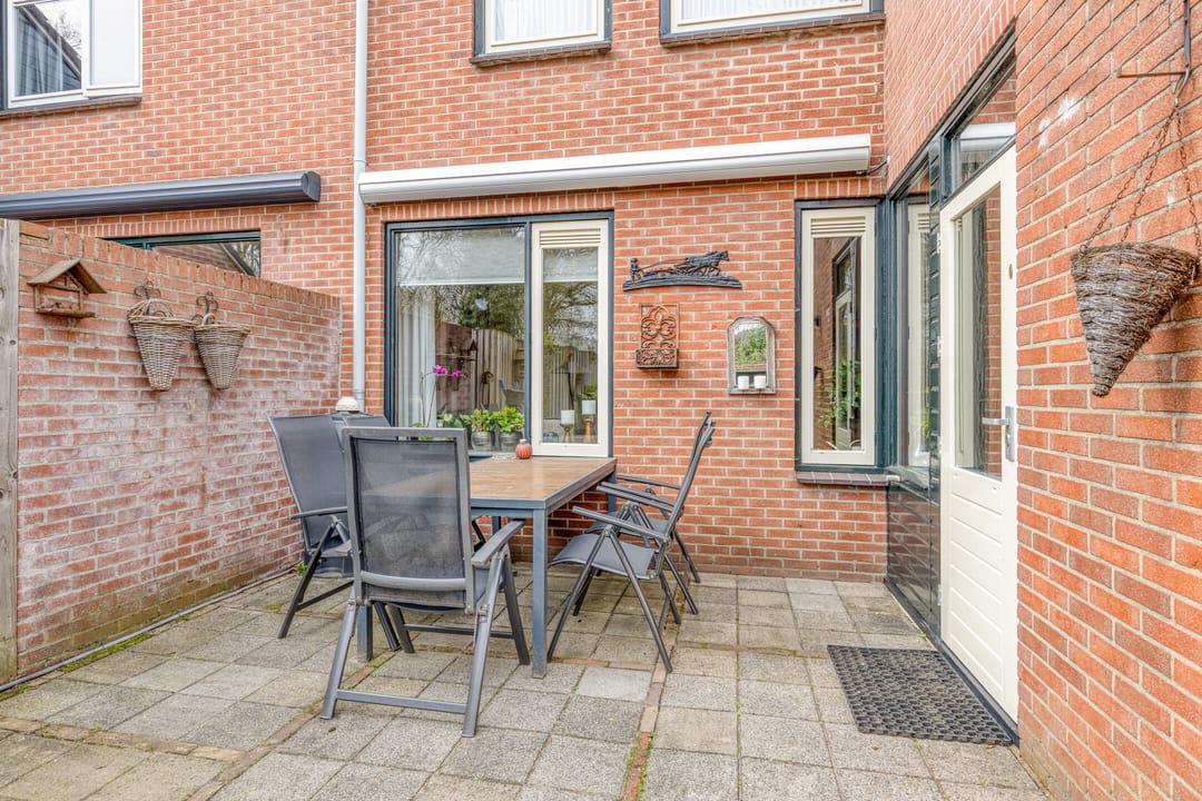Corner House with 4 Bedrooms and Green Views in Quiet Winterswijk Neighborhood — 32