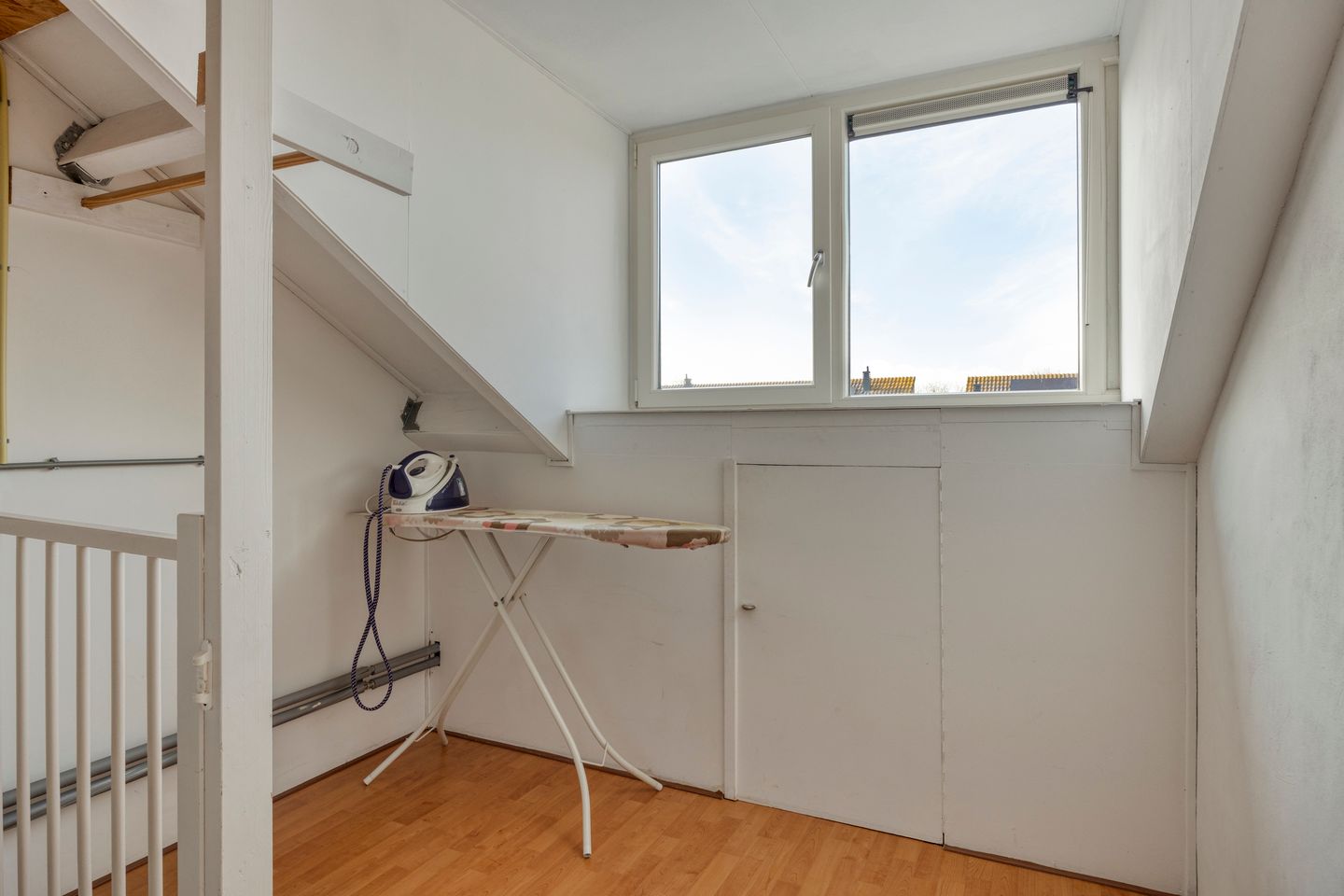 Modernized End Terrace Family Home with Roof Terrace in Rosmalen — 25
