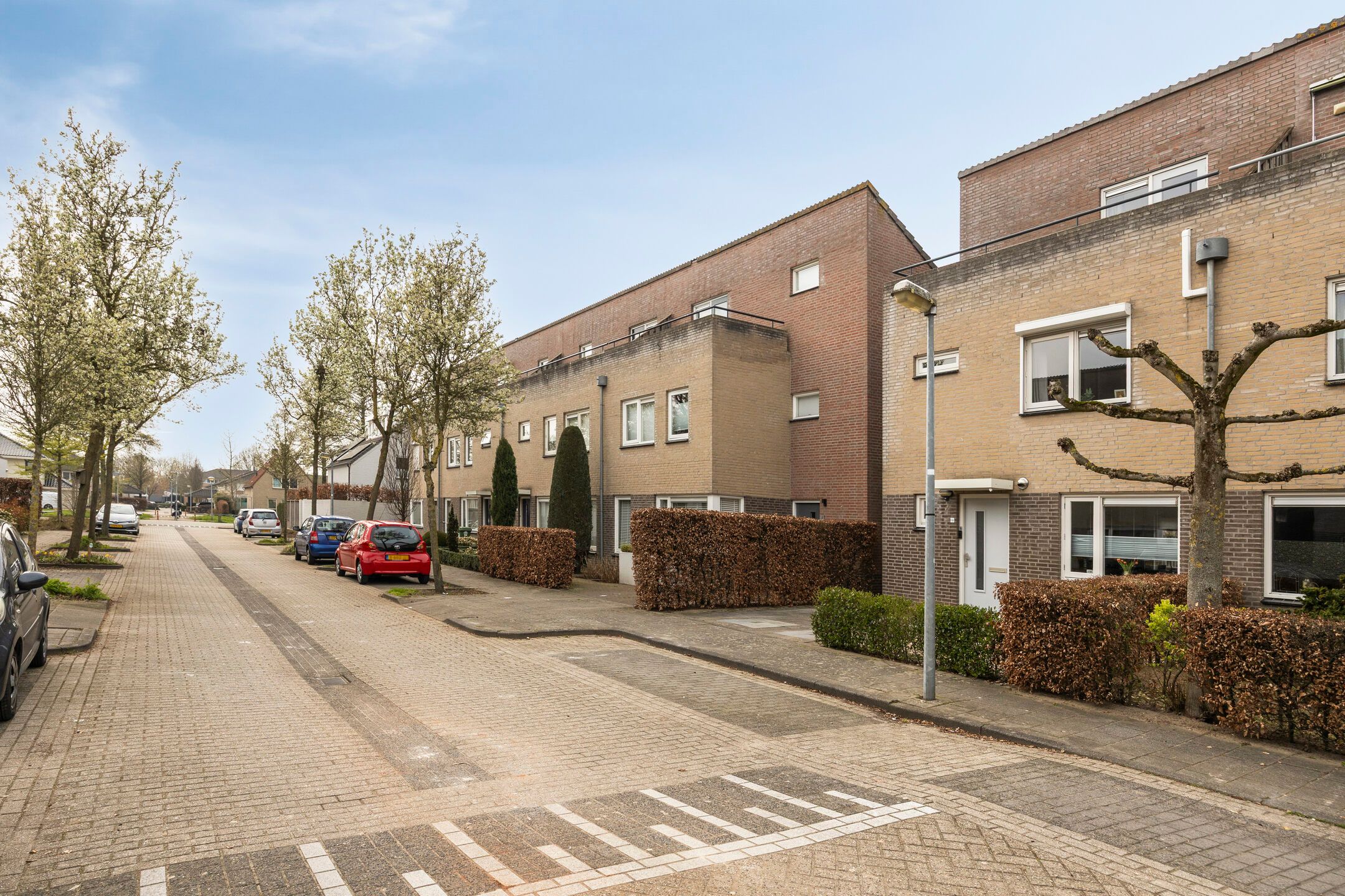 Modernized End Terrace Family Home with Roof Terrace in Rosmalen — 36