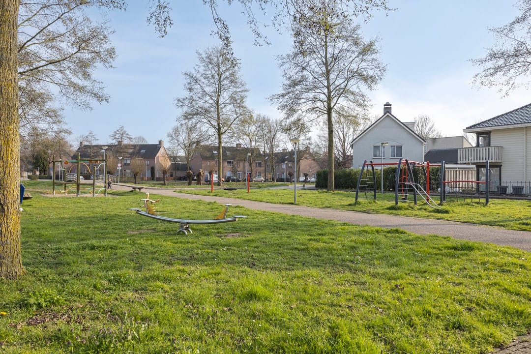 Modernized End Terrace Family Home with Roof Terrace in Rosmalen — 37