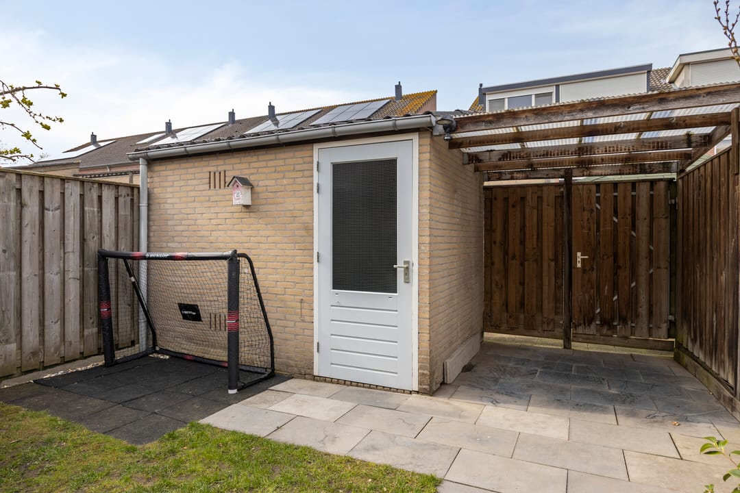 Modernized End Terrace Family Home with Roof Terrace in Rosmalen — 32