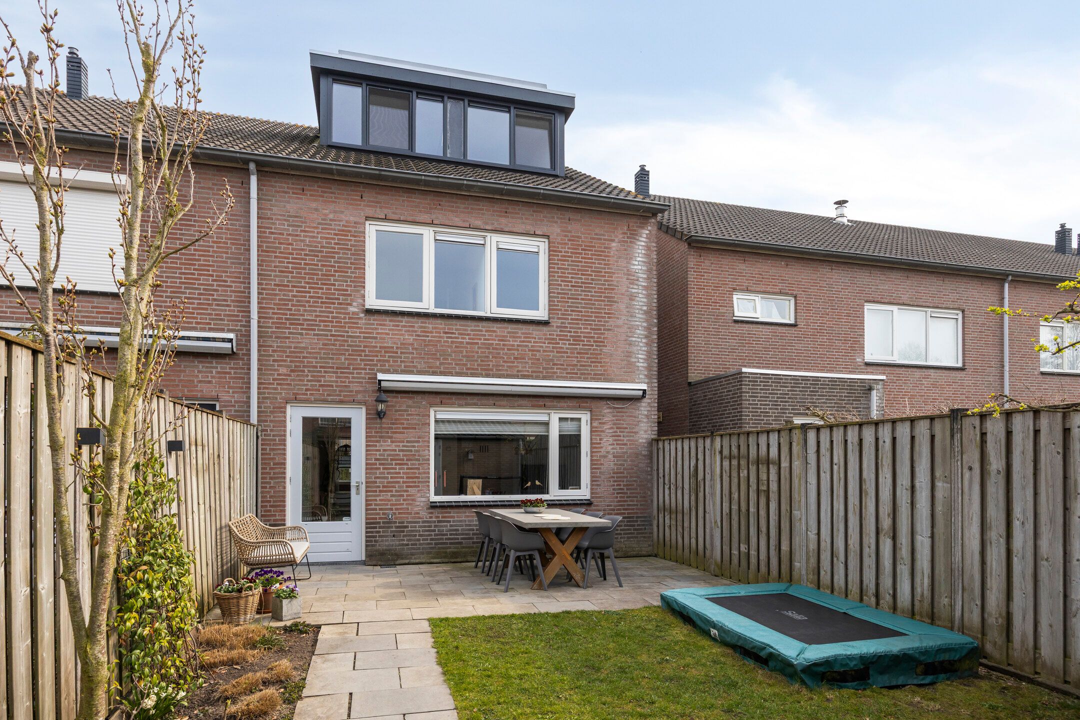 Modernized End Terrace Family Home with Roof Terrace in Rosmalen — 33