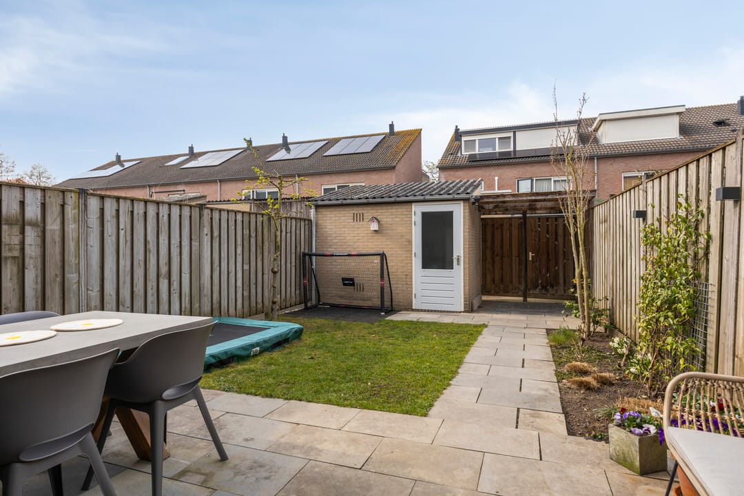 Modernized End Terrace Family Home with Roof Terrace in Rosmalen — 31