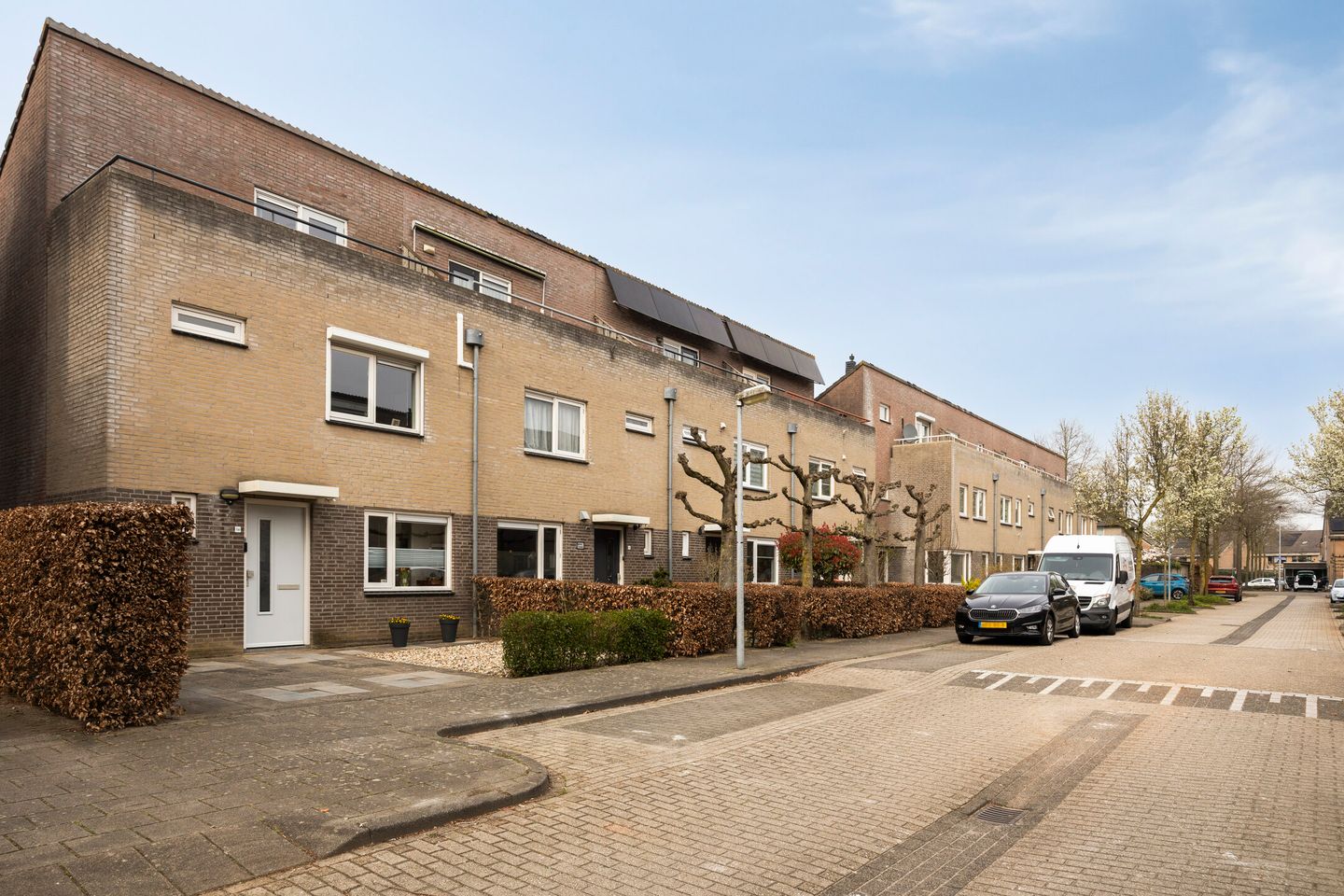 Modernized End Terrace Family Home with Roof Terrace in Rosmalen — 34