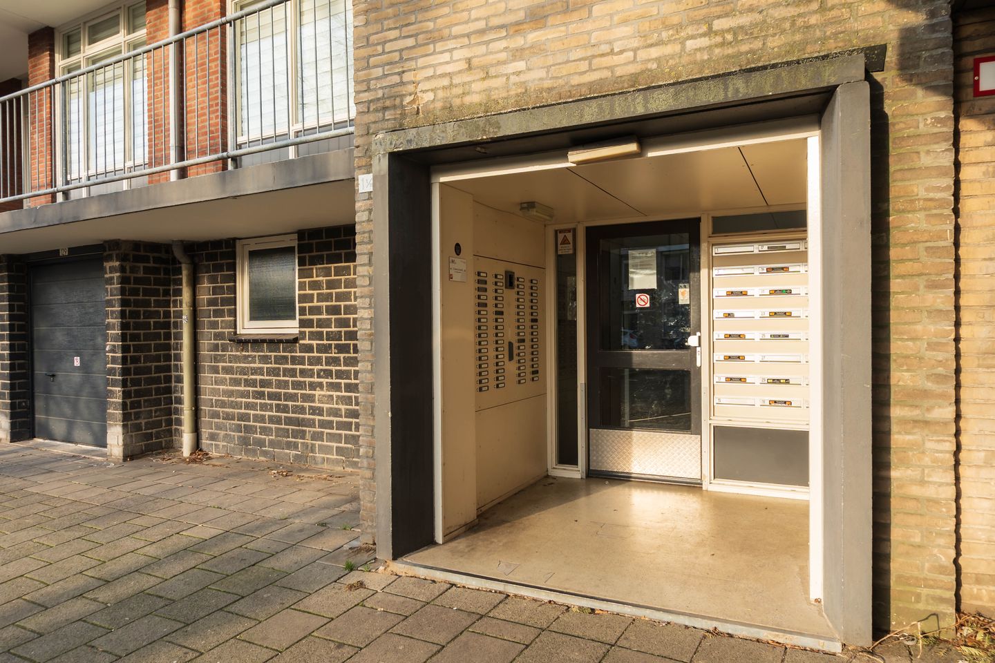 Spacious 3-Room Apartment with Balcony and Green Views in Tilburg — 34