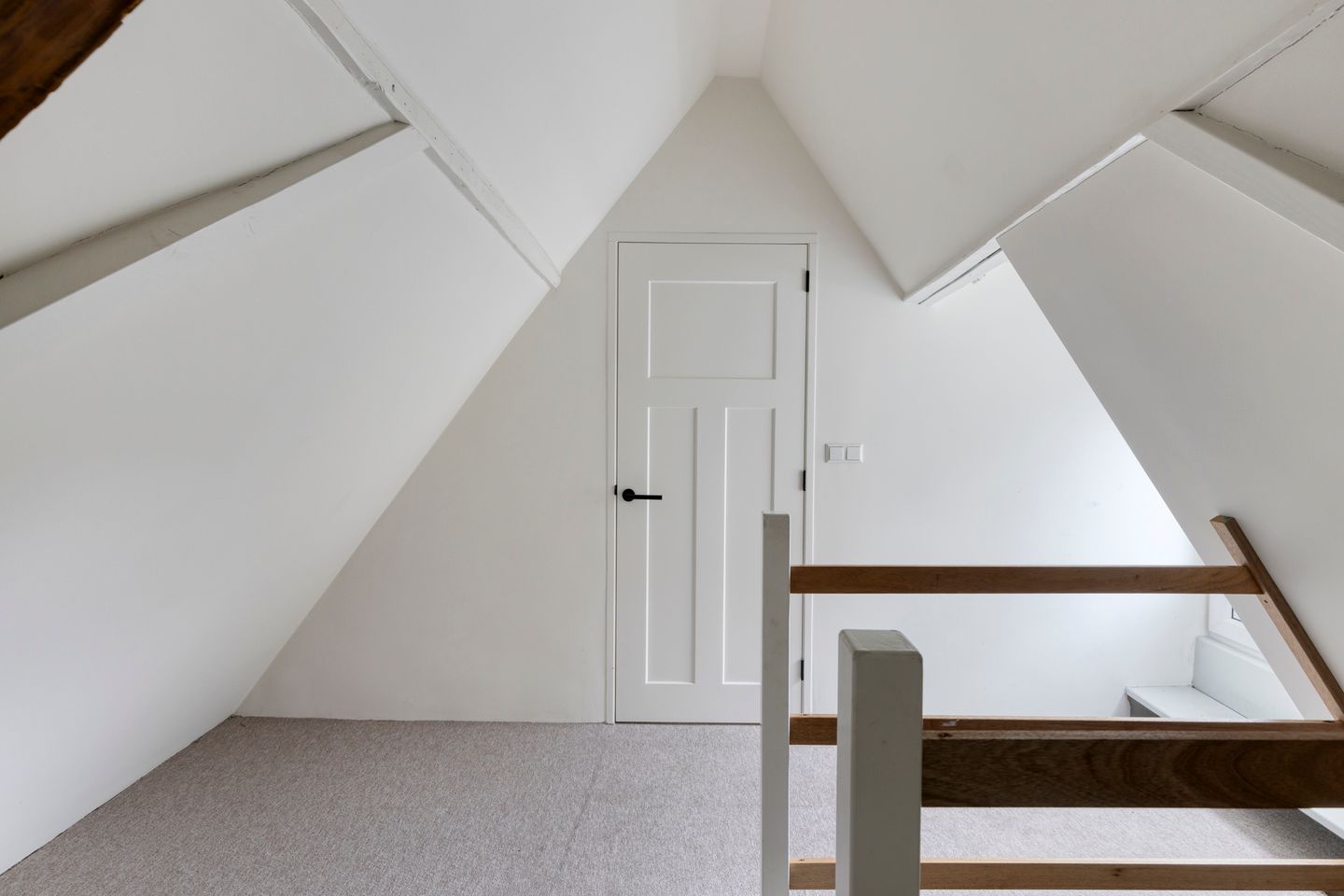 Fully Renovated 3-Bedroom Apartment with Rooftop Terrace in Historic Goes Center — 35