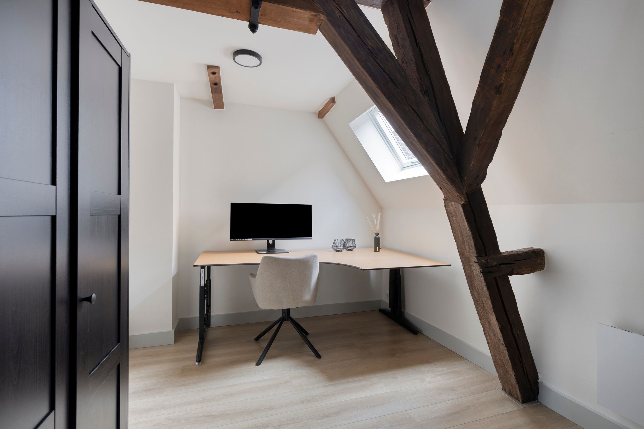 Fully Renovated 3-Bedroom Apartment with Rooftop Terrace in Historic Goes Center — 30