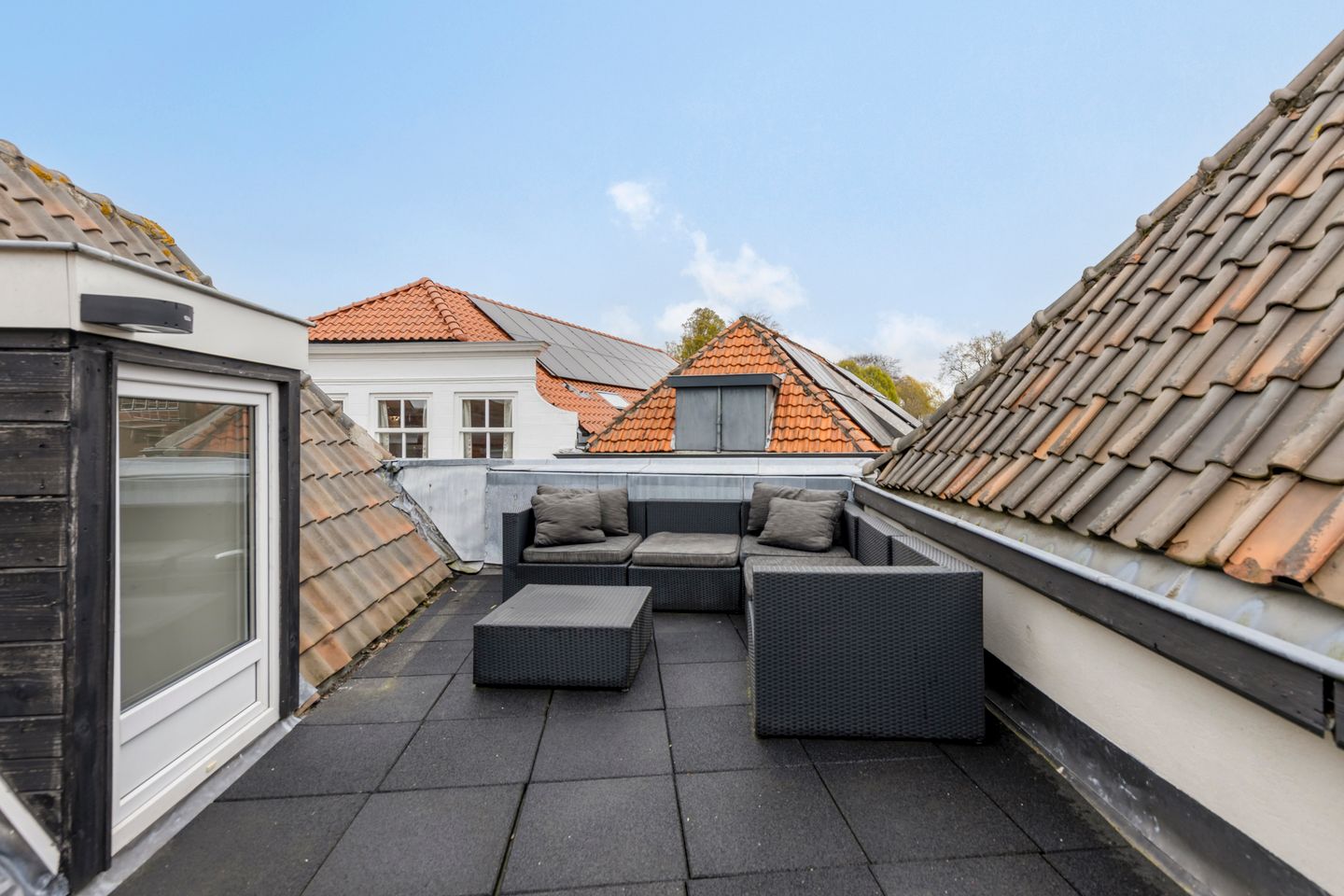 Fully Renovated 3-Bedroom Apartment with Rooftop Terrace in Historic Goes Center — 40