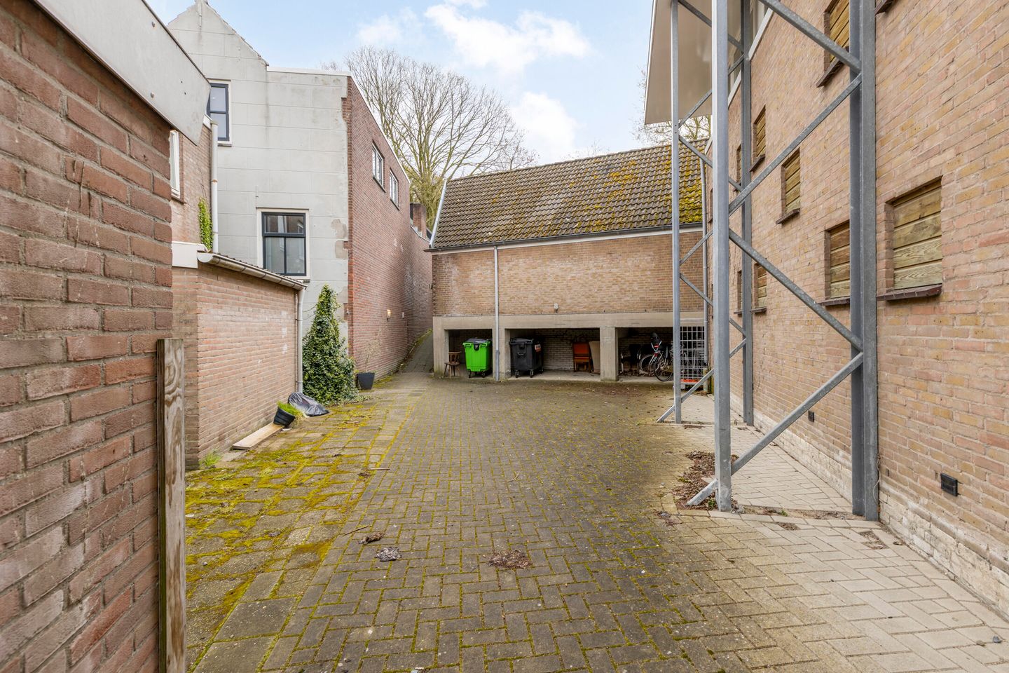 Fully Renovated 3-Bedroom Apartment with Rooftop Terrace in Historic Goes Center — 44