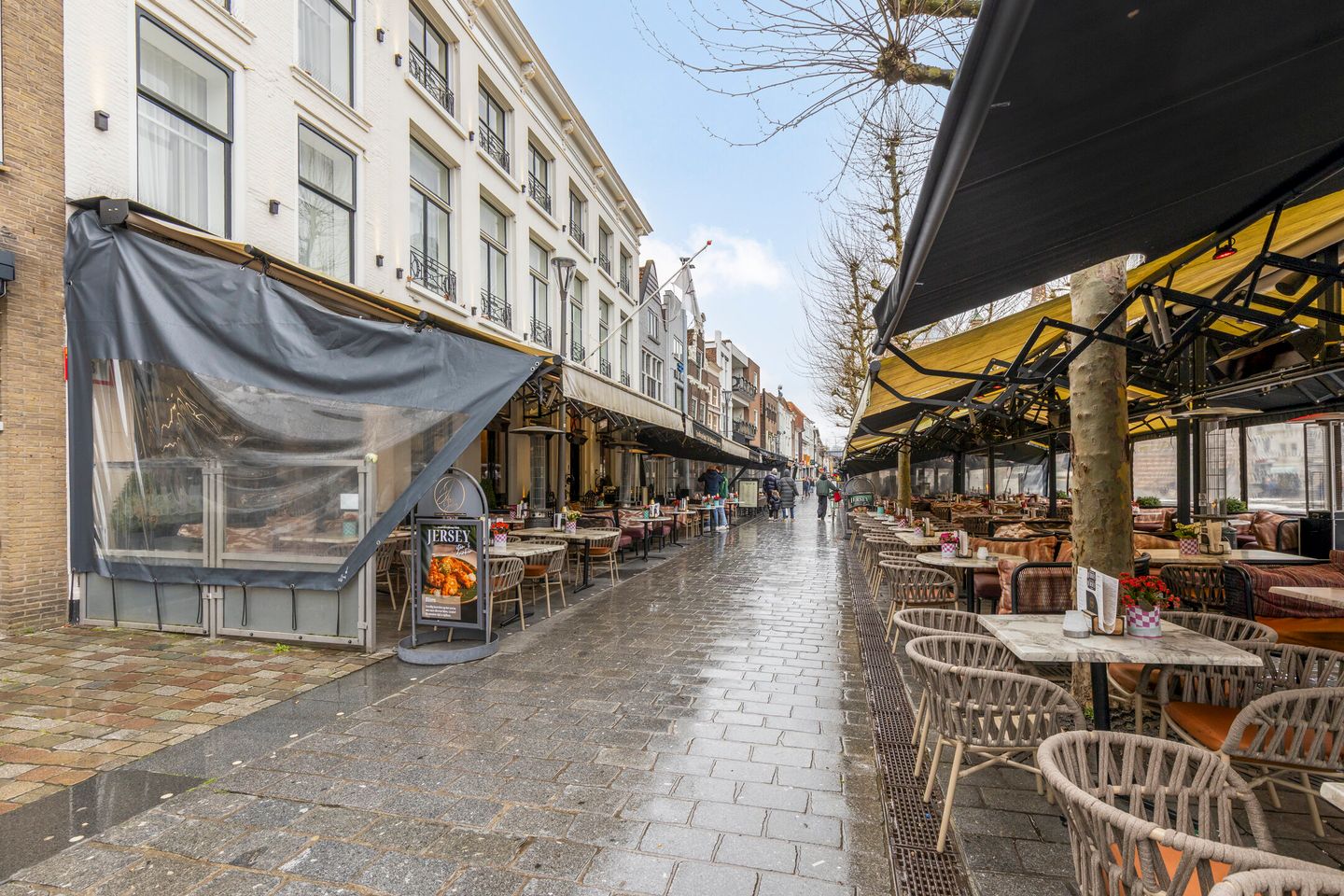 Fully Renovated 3-Bedroom Apartment with Rooftop Terrace in Historic Goes Center — 49