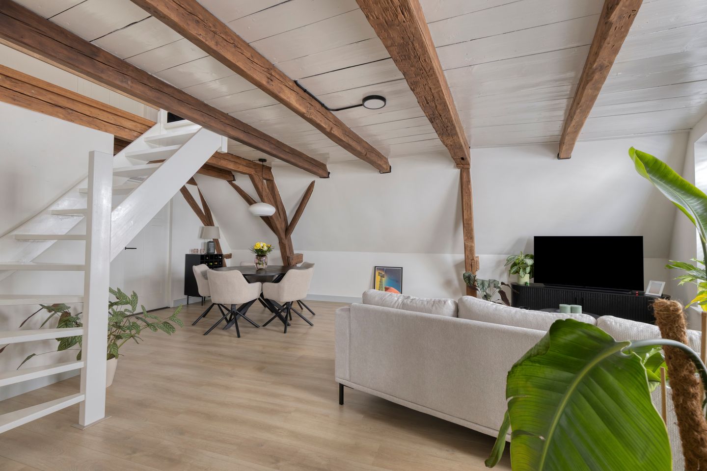 Fully Renovated 3-Bedroom Apartment with Rooftop Terrace in Historic Goes Center — 19