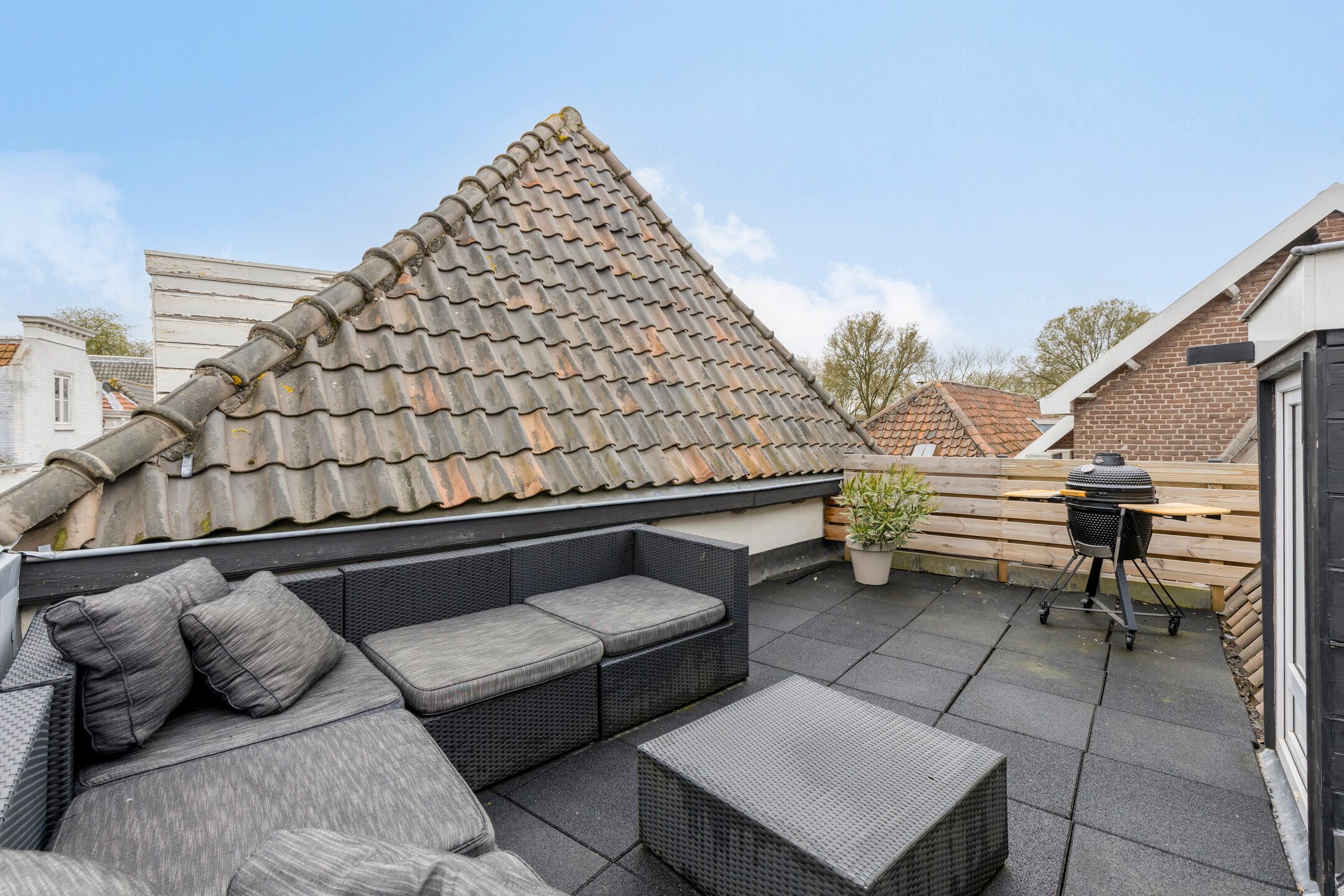 Fully Renovated 3-Bedroom Apartment with Rooftop Terrace in Historic Goes Center — 42