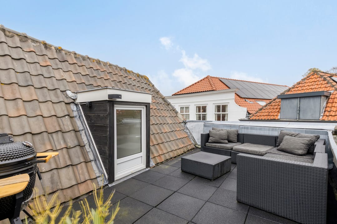 Fully Renovated 3-Bedroom Apartment with Rooftop Terrace in Historic Goes Center — 41