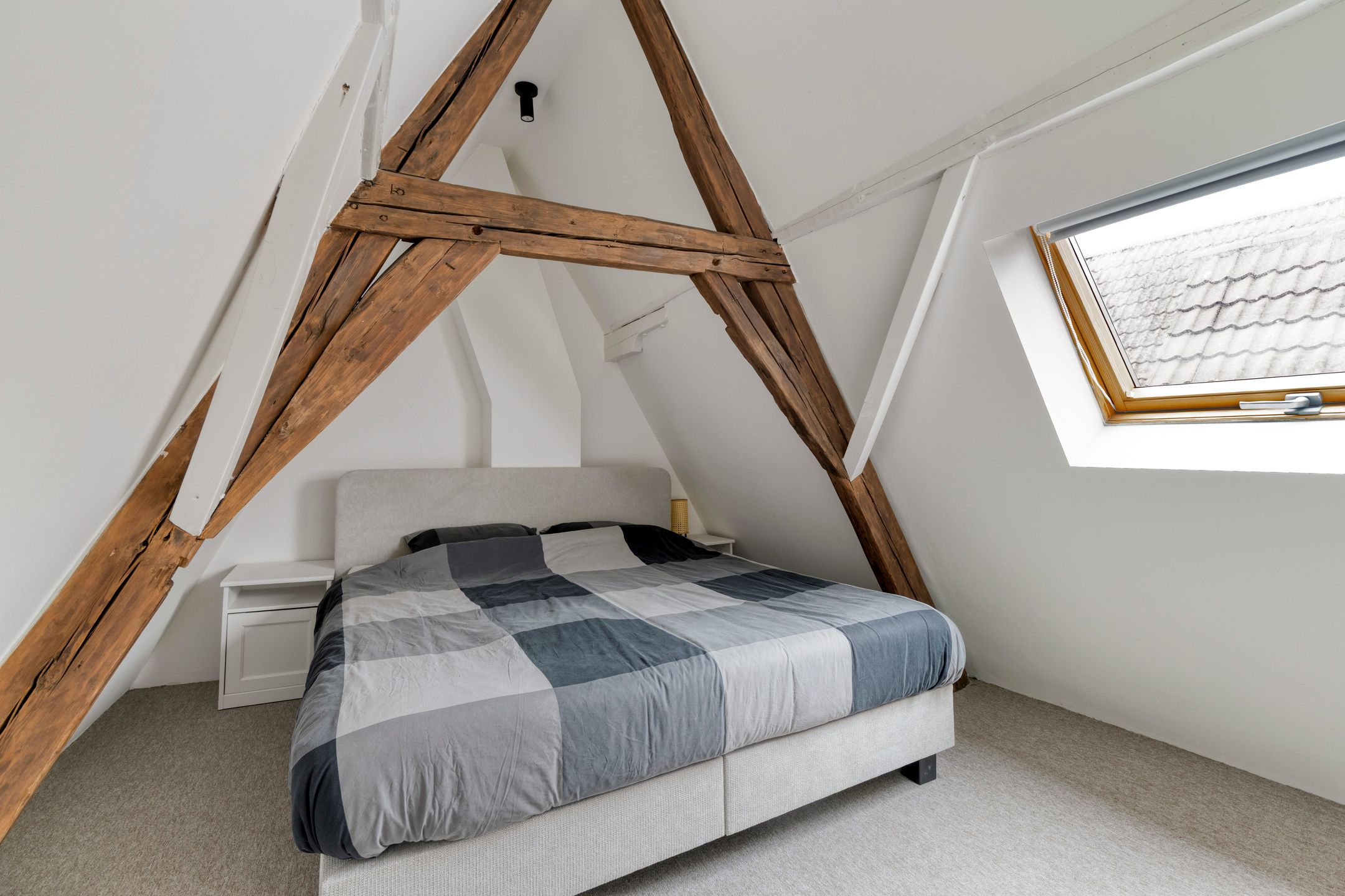 Fully Renovated 3-Bedroom Apartment with Rooftop Terrace in Historic Goes Center — 36