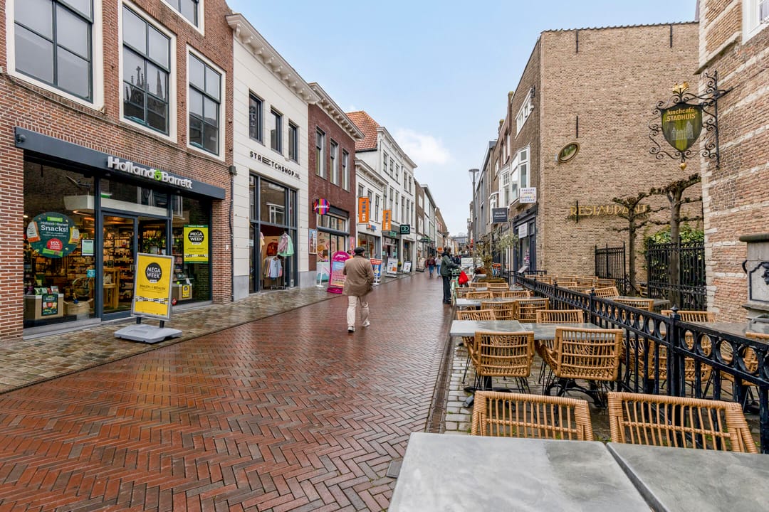 Fully Renovated 3-Bedroom Apartment with Rooftop Terrace in Historic Goes Center — 46