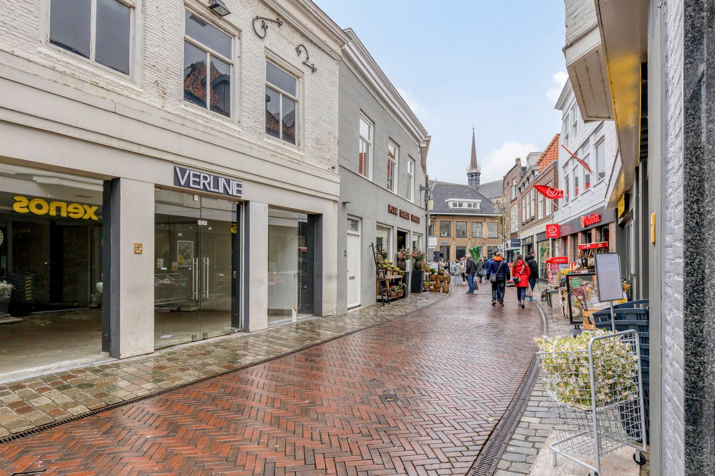 Fully Renovated 3-Bedroom Apartment with Rooftop Terrace in Historic Goes Center — 50