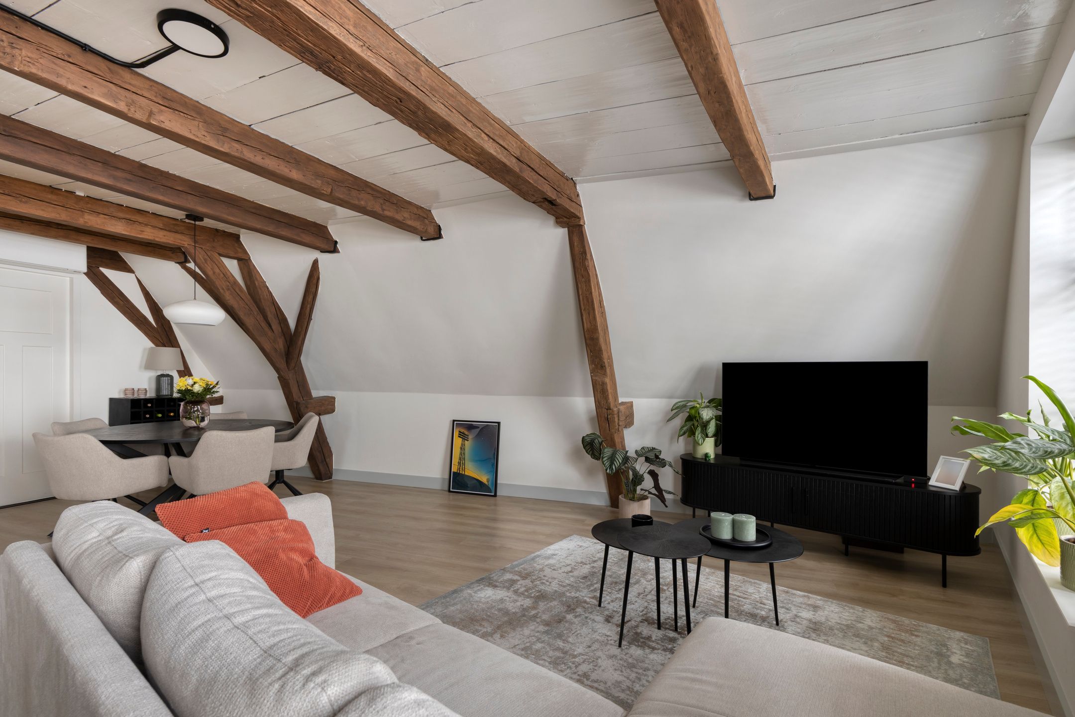Fully Renovated 3-Bedroom Apartment with Rooftop Terrace in Historic Goes Center — 18