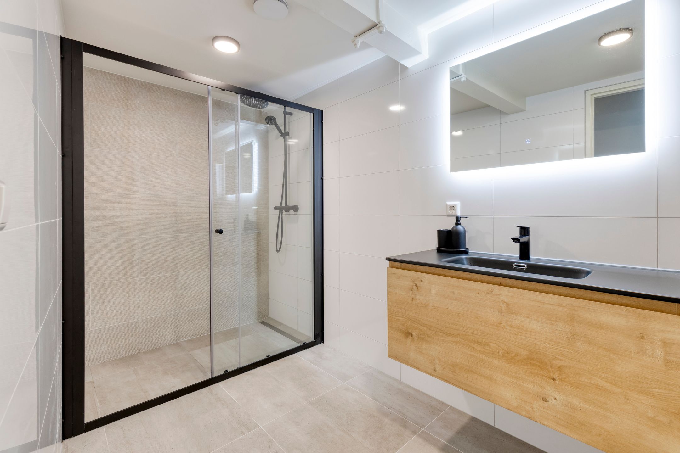 Fully Renovated 3-Bedroom Apartment with Rooftop Terrace in Historic Goes Center — 33