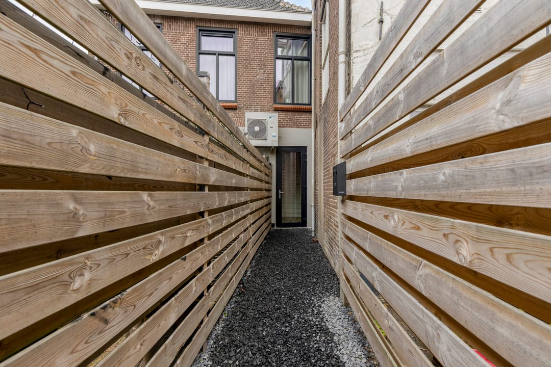 Fully Renovated 3-Bedroom Apartment with Rooftop Terrace in Historic Goes Center — 43