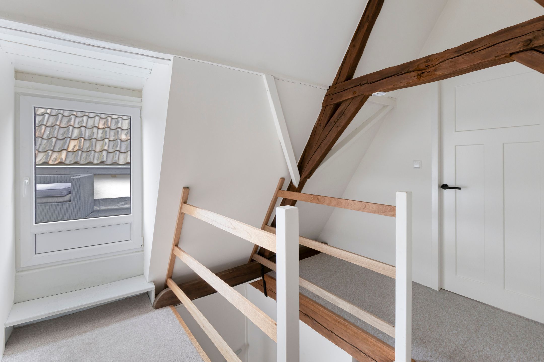 Fully Renovated 3-Bedroom Apartment with Rooftop Terrace in Historic Goes Center — 39