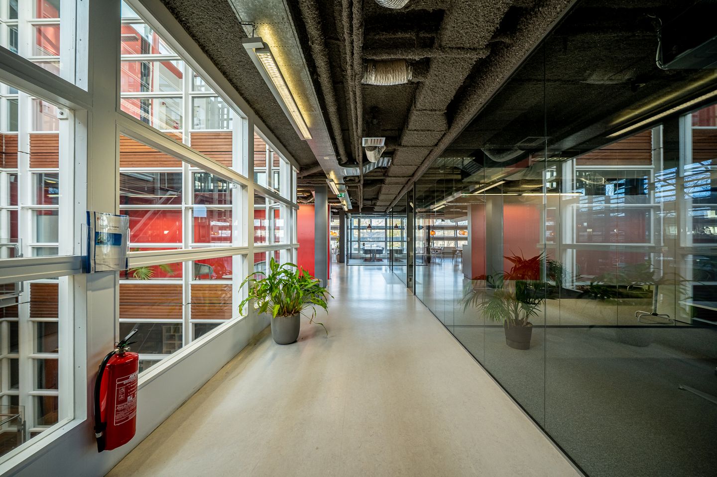 Bekijk foto 3 van Kennemerplein 6