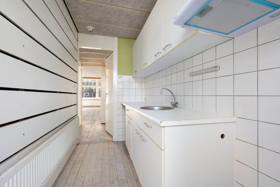 Fixer-Upper Apartment with Two Balconies in Popular Bergpolder — 13