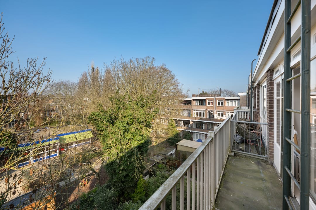 Fixer-Upper Apartment with Two Balconies in Popular Bergpolder — 17