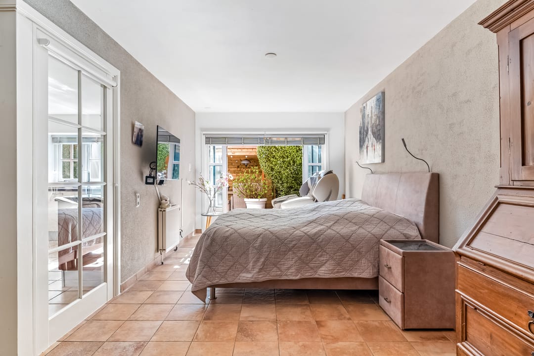 Charming 6-bedroom home near Soesterduinen with private garden — 17