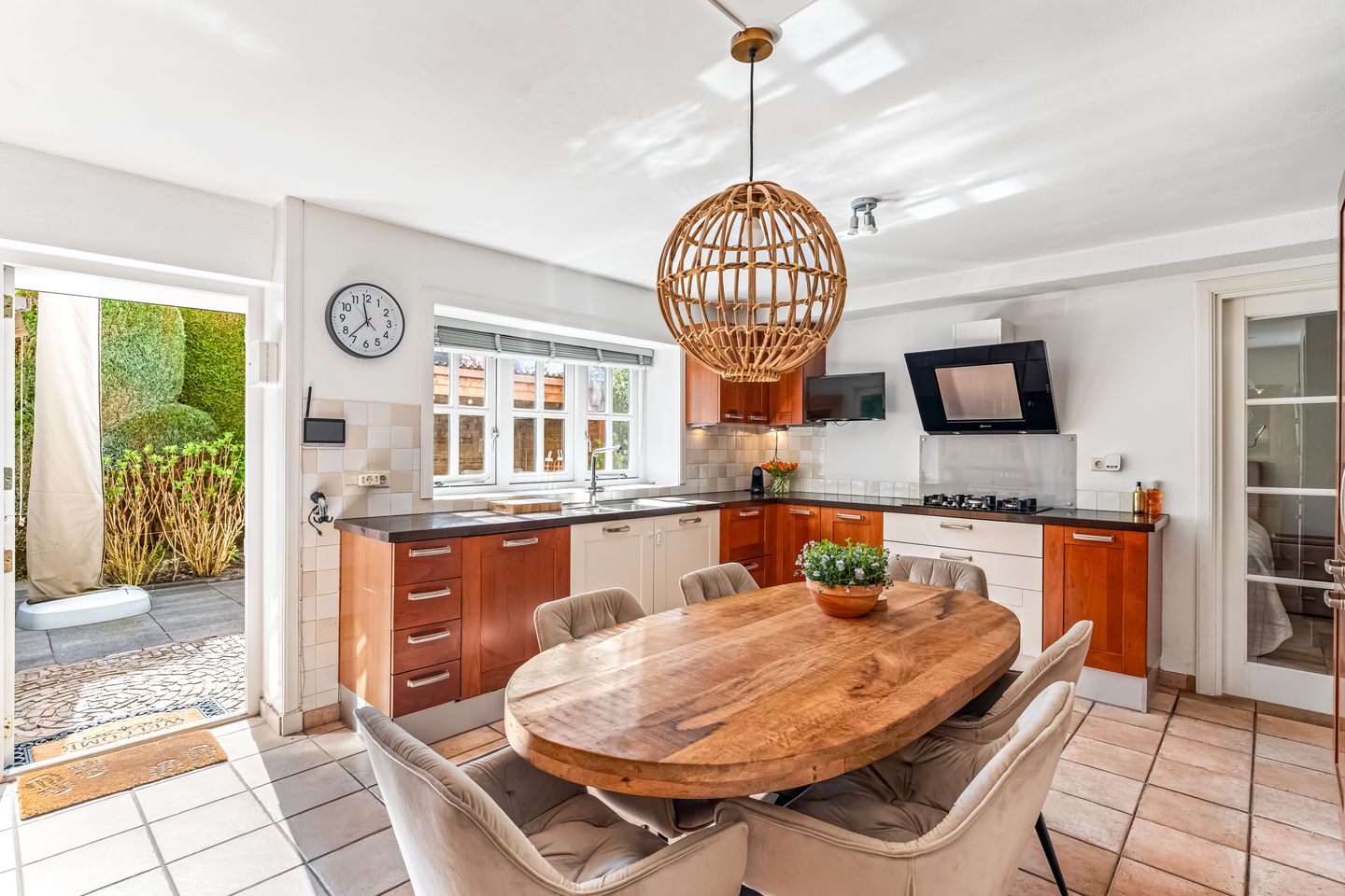 Charming 6-bedroom home near Soesterduinen with private garden — 14